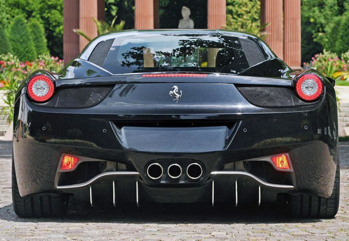 Βαμμένα φωτιστικά σώματα και χρώμιο στο διαχύτη, συναντάμε στο πίσω μέρος της Ferrari 458 Italia.